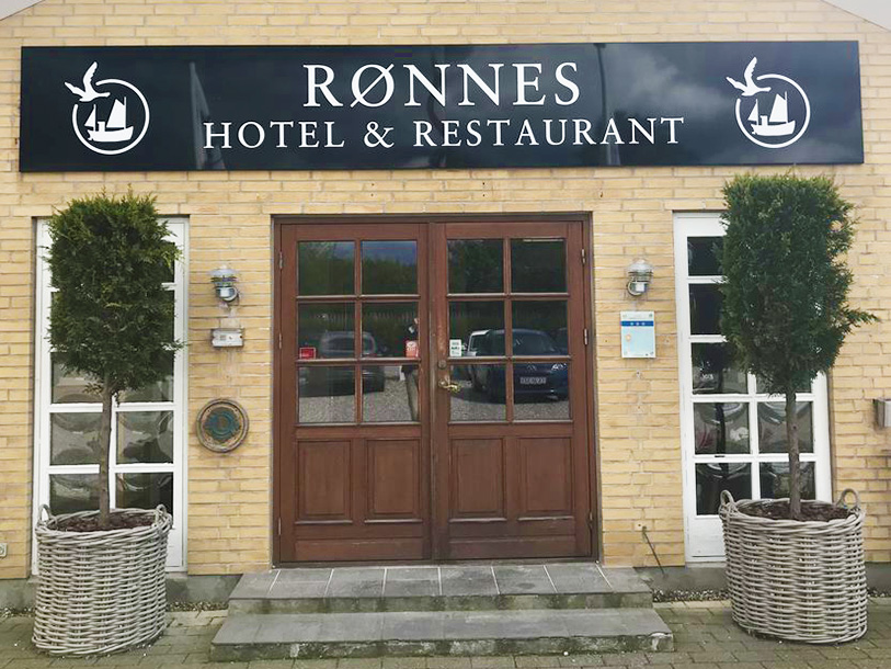 i Danmark | Bo Rønnes Hotel ved Slettestrand