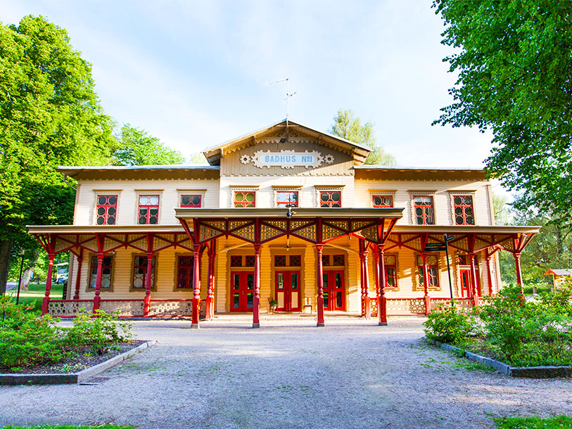 Kurbyggnaderna vittnar om stolta traditioner och ligger inbäddade mellan de skönaste trädgårdarna på Ronneby Brunn