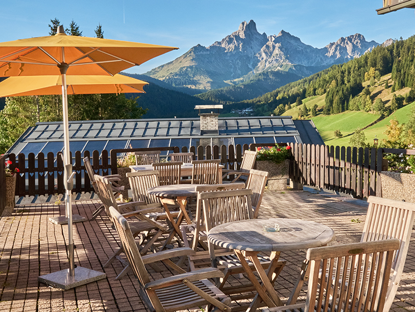 gidsel reparatøren ven Sommer i Alperne på udsigtshotel med wellness og pool